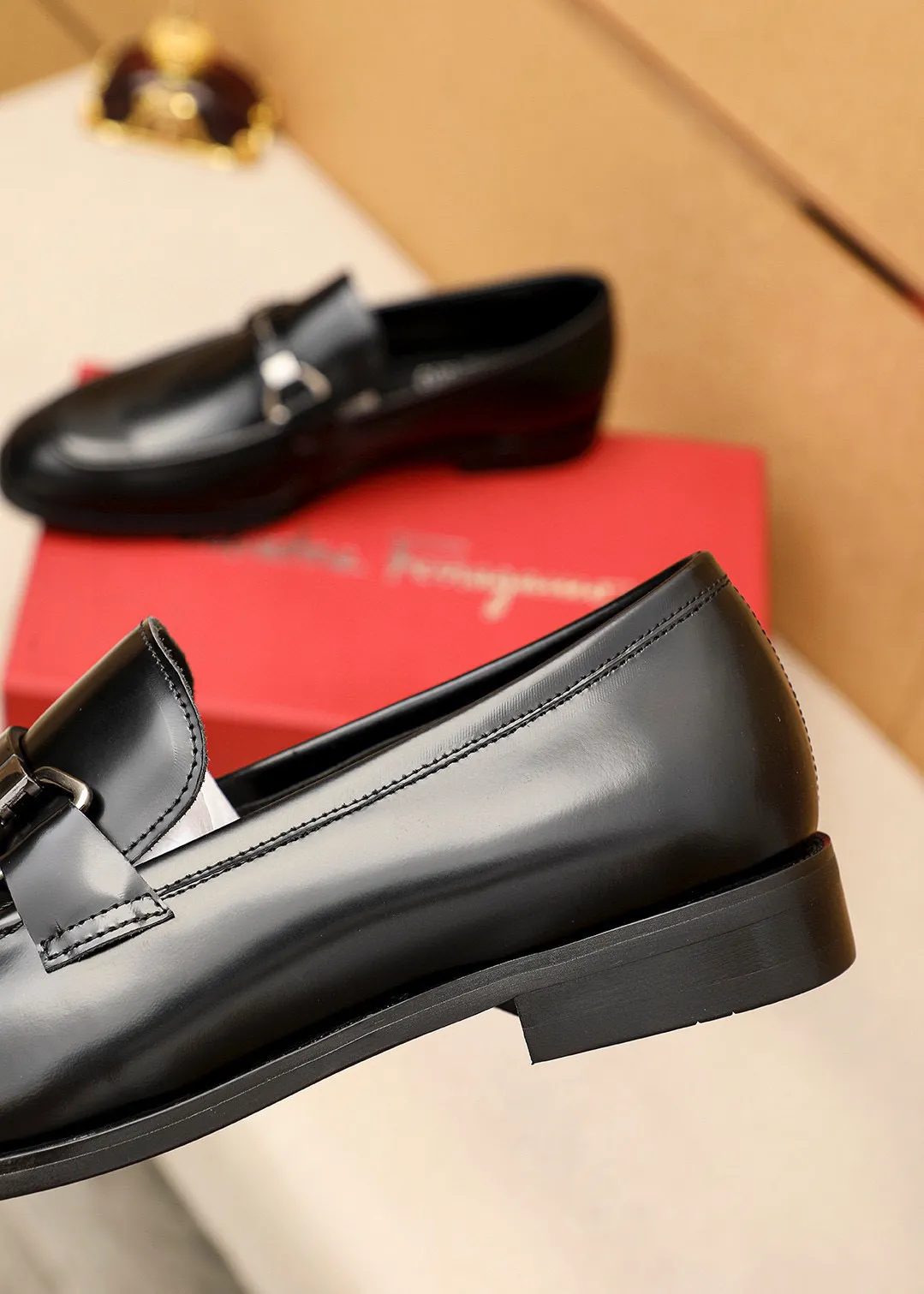 Men's shoes💰460💰 Product trademark: Ferragamo "Ferragamo" casual leather shoes Regular size: 38-44 (45🉑️customized) Product materials: Selected imported first-layer open-edge beaded cowhide leather upper + luxury hardware buckle, imported water-dyed cowhide leather lining. Strong three-dimensional visual effect, original outsole Color: 3⃣️colors available